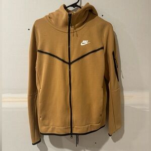 Pre owned Nike tech sweatsuit in rare dark mustard yellow. Top& bottom included.